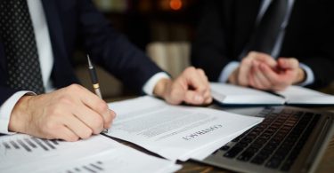 Pourquoi faire appel a un avocat en droit du commerce